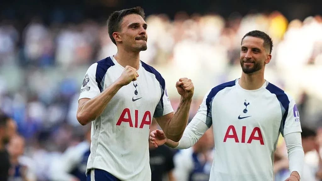 Jugadores de Tottenham celebrando en el campo Jugadores de Tottenham celebrando en el campo