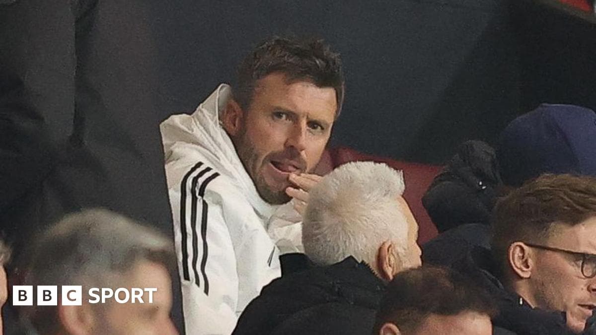Entrenador observando el partido desde las gradas Entrenador observando el partido desde las gradas
