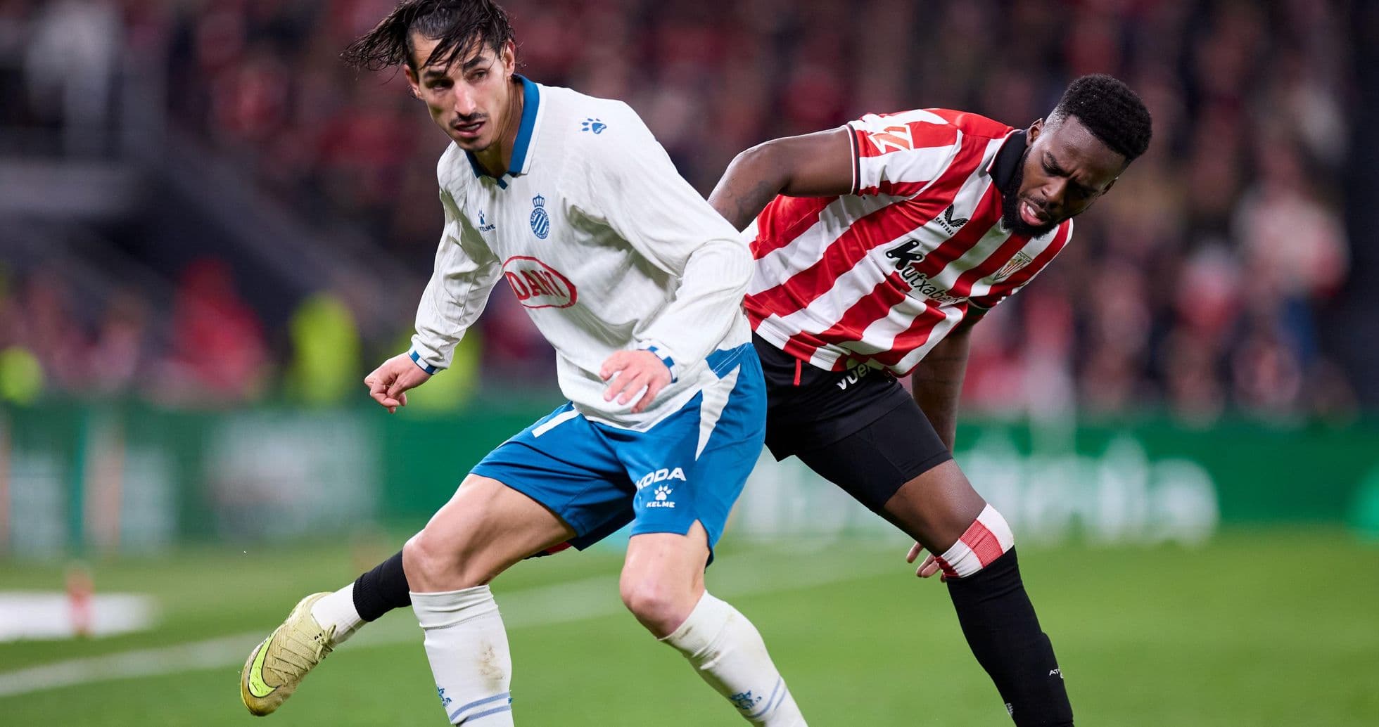 Jugador de Espanyol luchando por el balón Jugador de Espanyol luchando por el balón