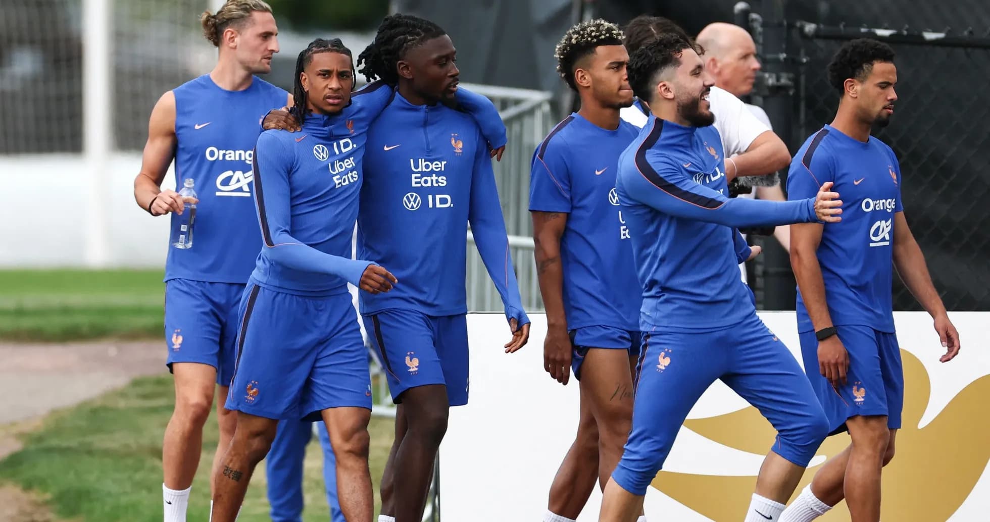 Jugadores de Francia caminando durante sesión de entrenamiento Jugadores de Francia caminando durante sesión de entrenamiento