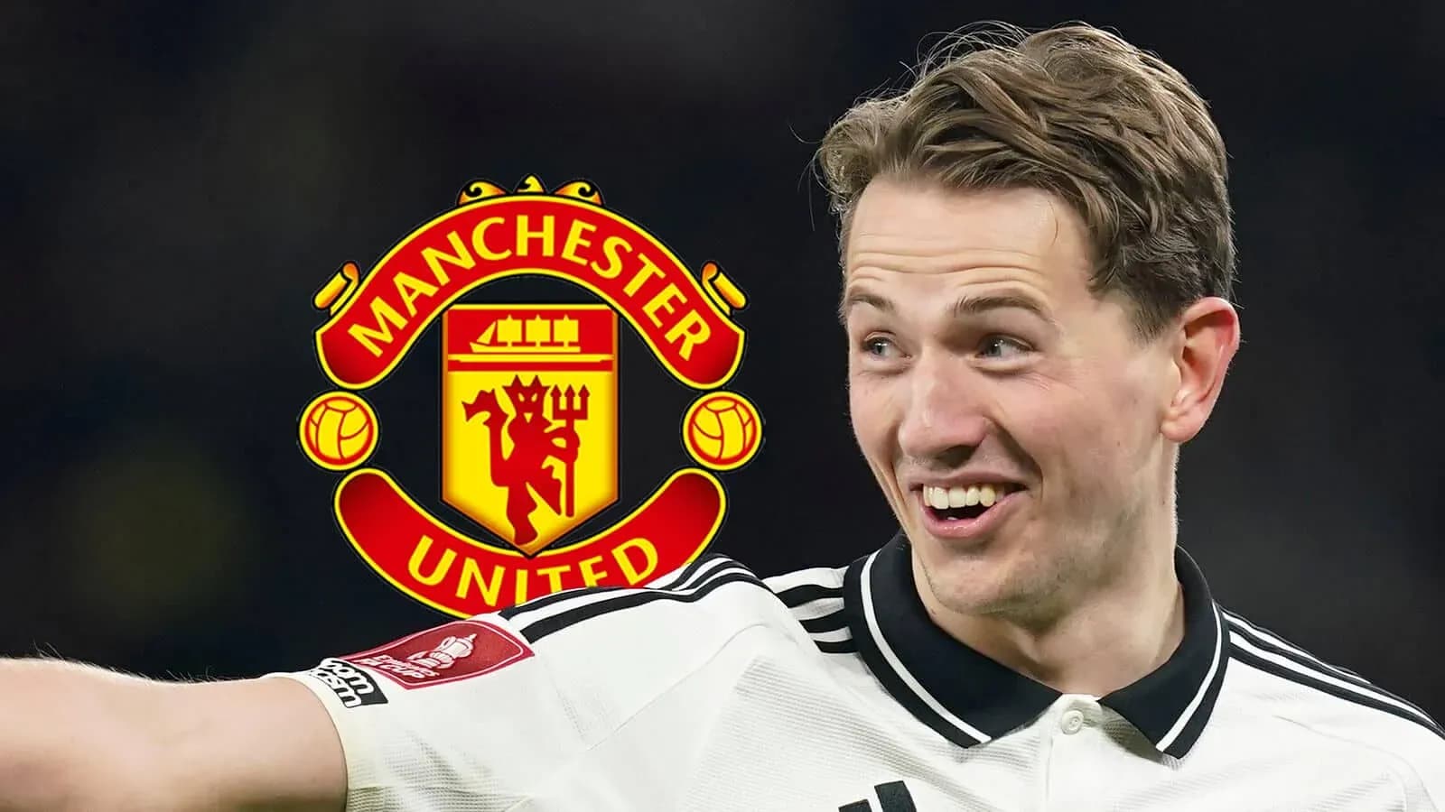Jugador sonriente con escudo de Manchester United Jugador sonriente con escudo de Manchester United