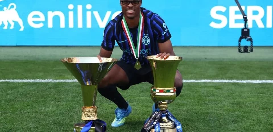 Jugador de Inter de Milán con trofeos de campeonatos Jugador de Inter de Milán con trofeos de campeonatos