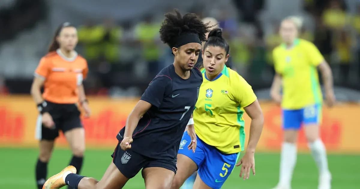 Jugadoras de Estados Unidos y Brasil compiten por el balón Jugadoras de Estados Unidos y Brasil compiten por el balón