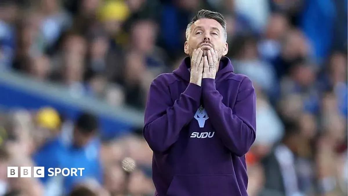 Entrenador preocupado en el banquillo durante el partido Entrenador preocupado en el banquillo durante el partido