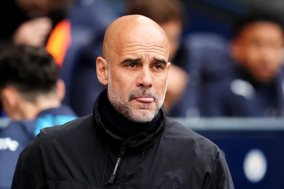 Entrenador en la banca durante el partido Entrenador en la banca durante el partido