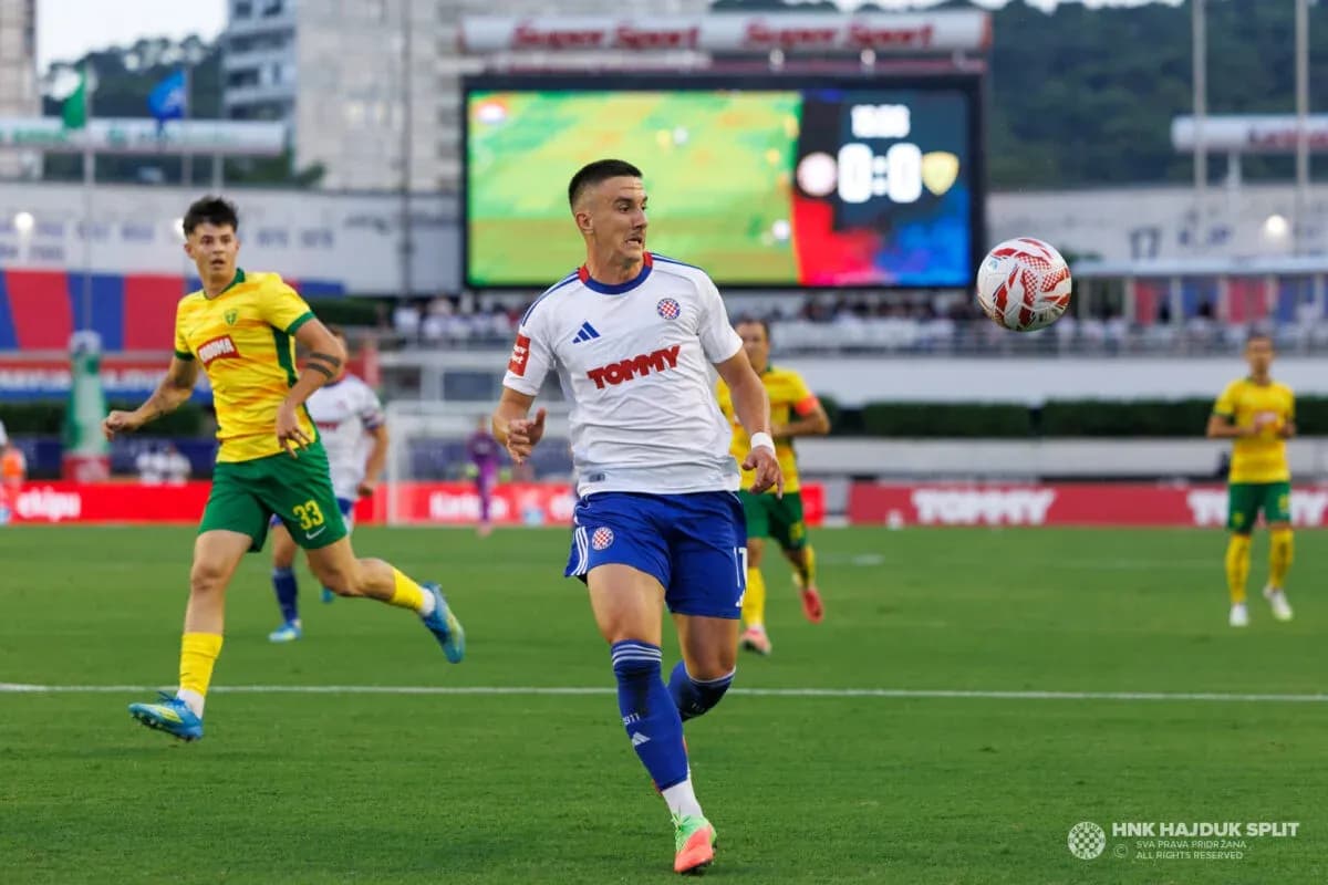 Jugador de Hajduk Split en acción durante el partido Jugador de Hajduk Split en acción durante el partido