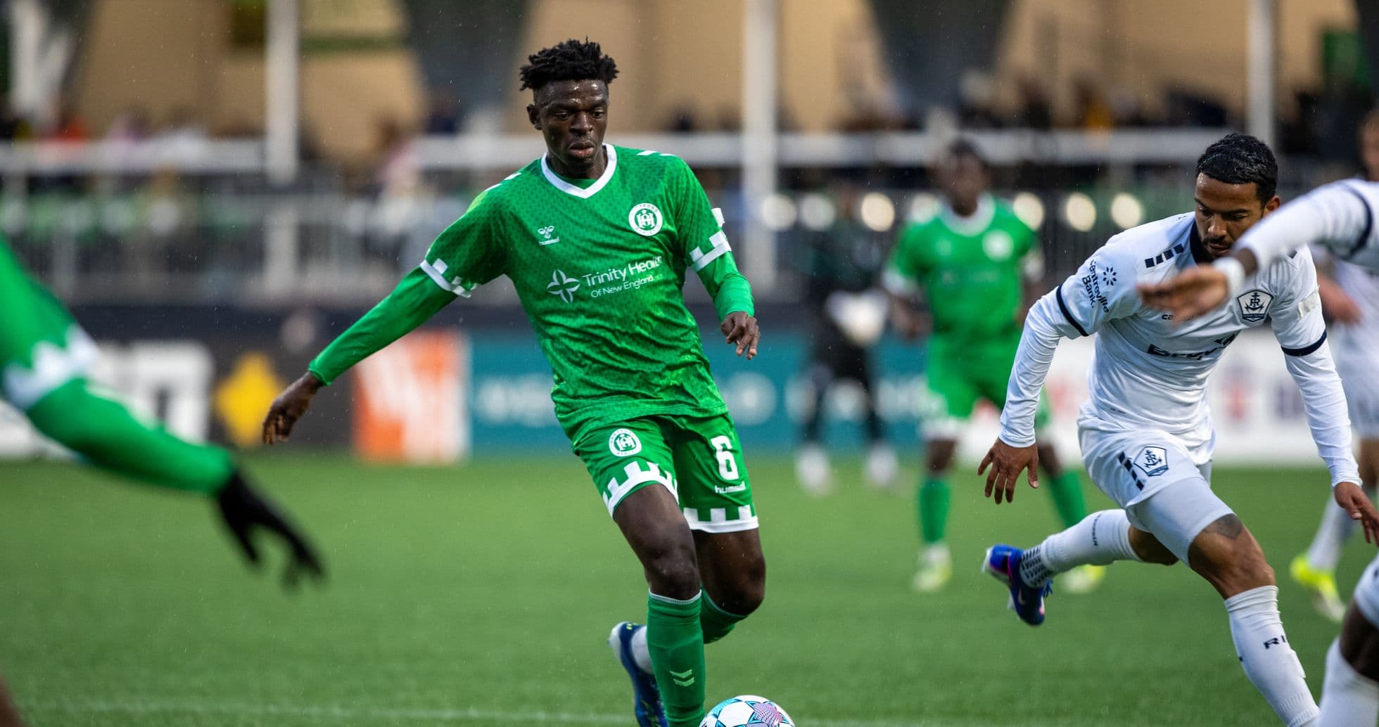 Jugador del Hartford Athletic controlando el balón Jugador del Hartford Athletic controlando el balón