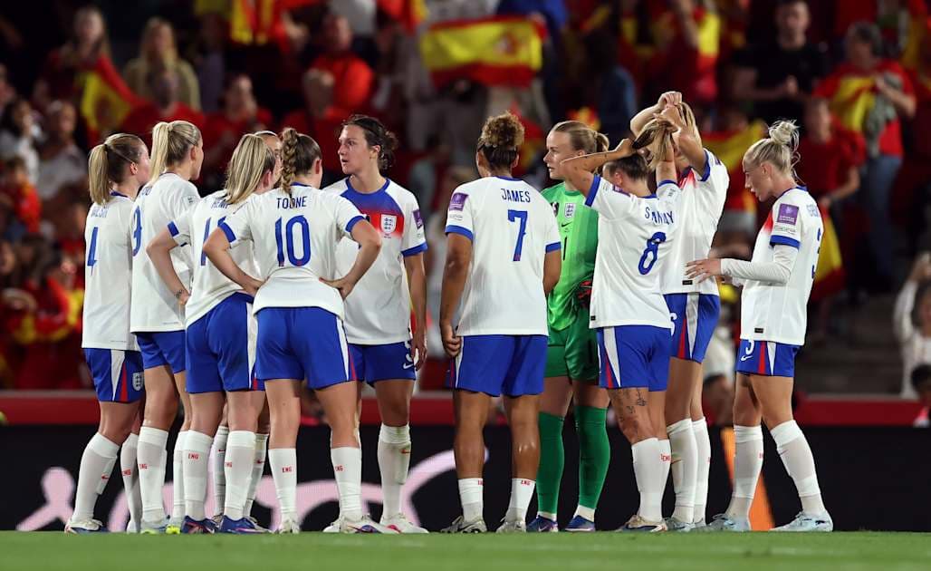 Jugadoras de Inglaterra reunidas durante el partido Jugadoras de Inglaterra reunidas durante el partido