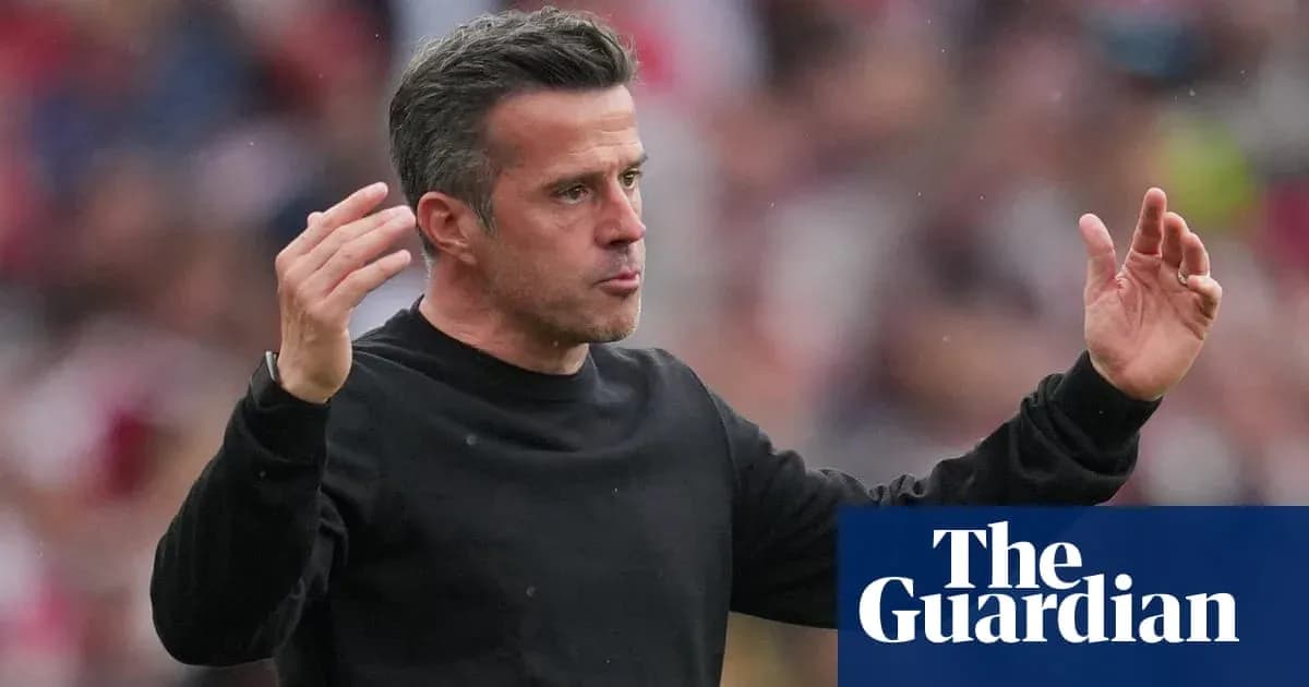 Entrenador gesticulando en el área técnica durante el partido Entrenador gesticulando en el área técnica durante el partido