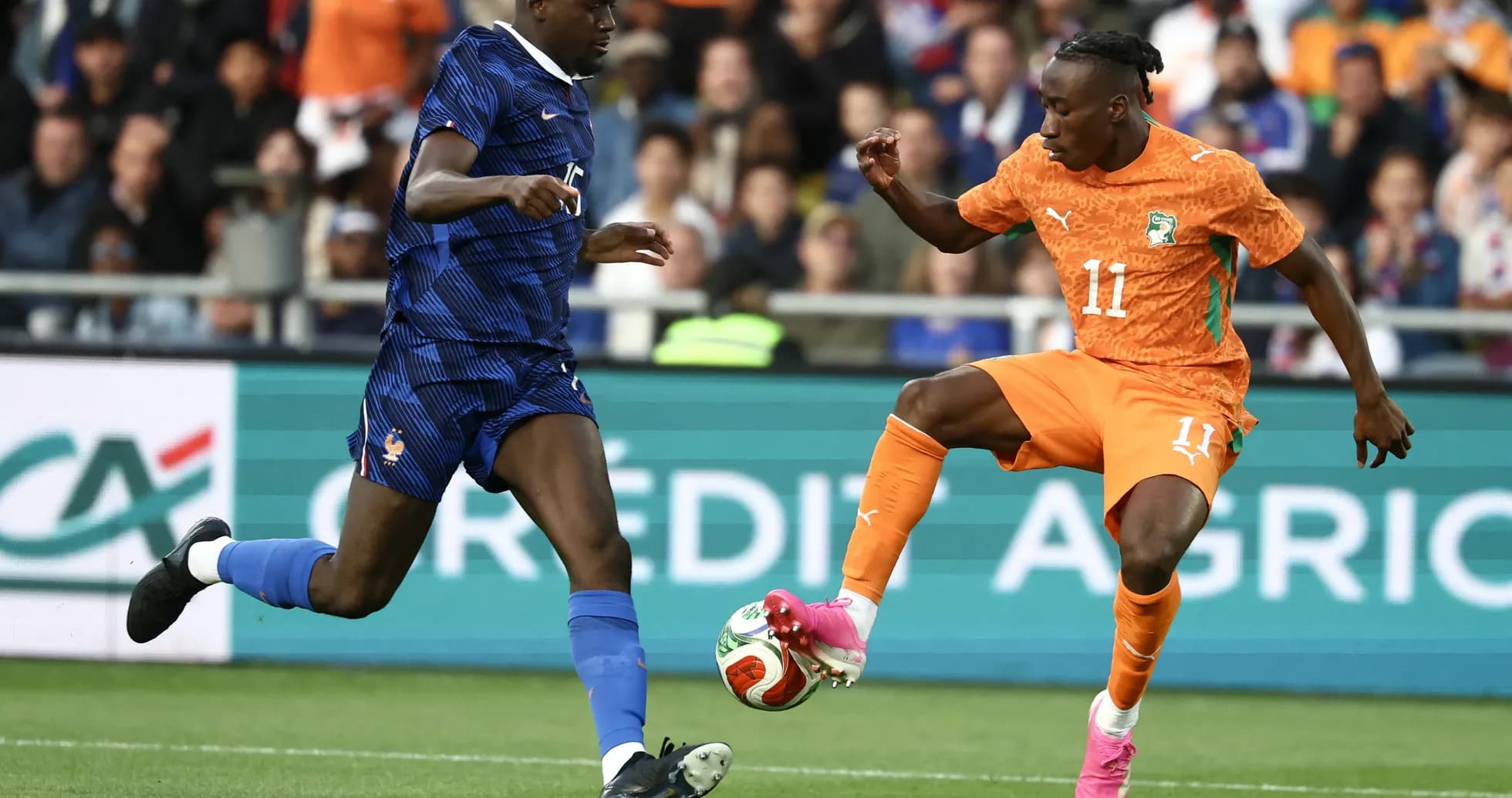 Jugador de Francia persiguiendo a jugador de Costa de Marfil Jugador de Francia persiguiendo a jugador de Costa de Marfil