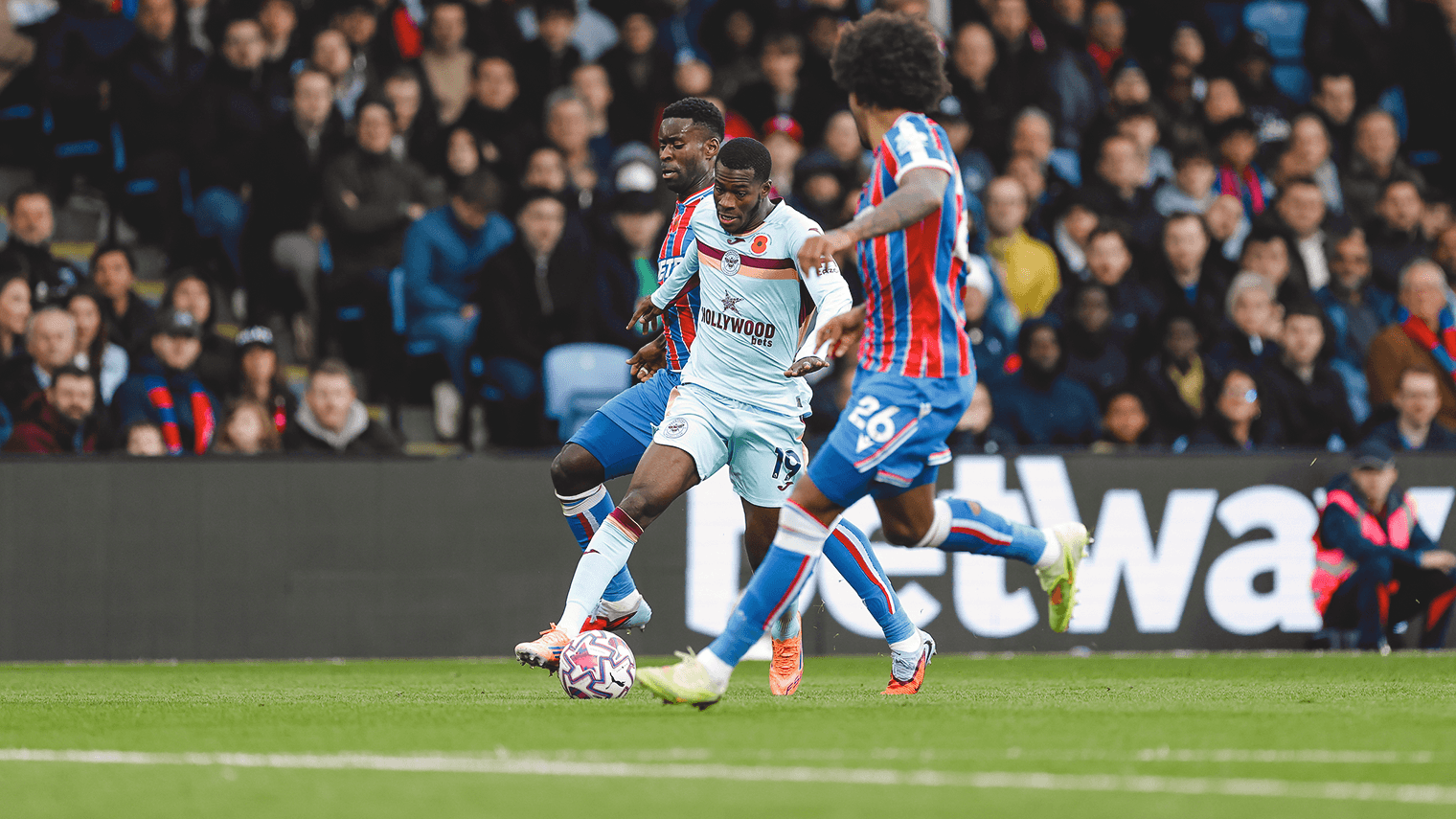 Jugadores de Brentford y Crystal Palace en acción Jugadores de Brentford y Crystal Palace en acción
