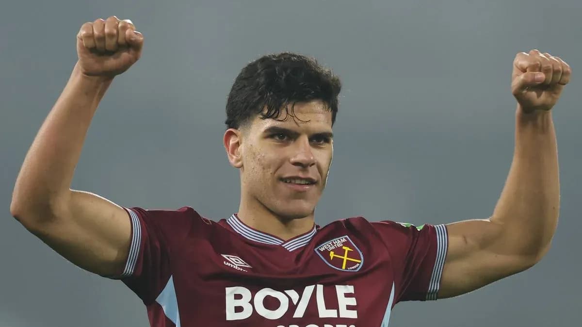 Jugador de West Ham celebrando con los brazos levantados Jugador de West Ham celebrando con los brazos levantados