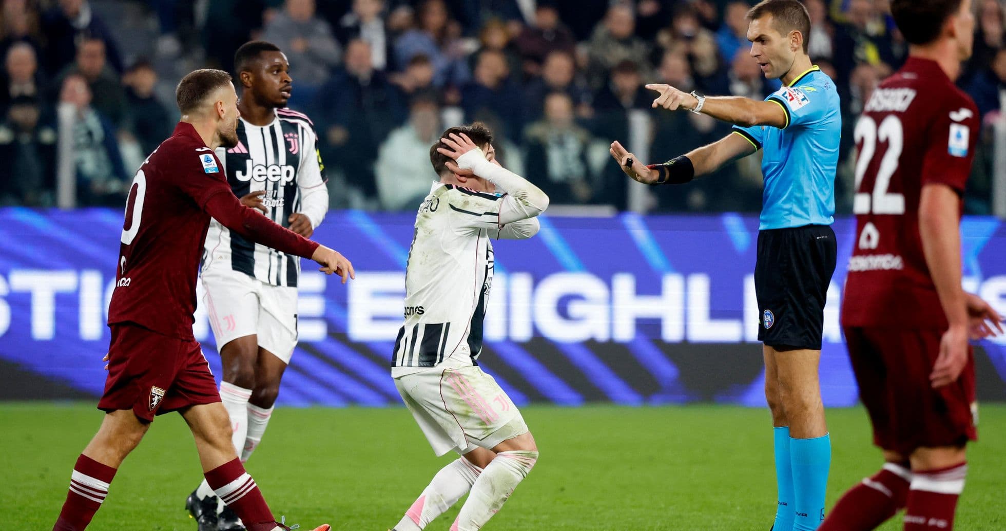 Árbitro mostrando tarjeta a jugador de Juventus Árbitro mostrando tarjeta a jugador de Juventus