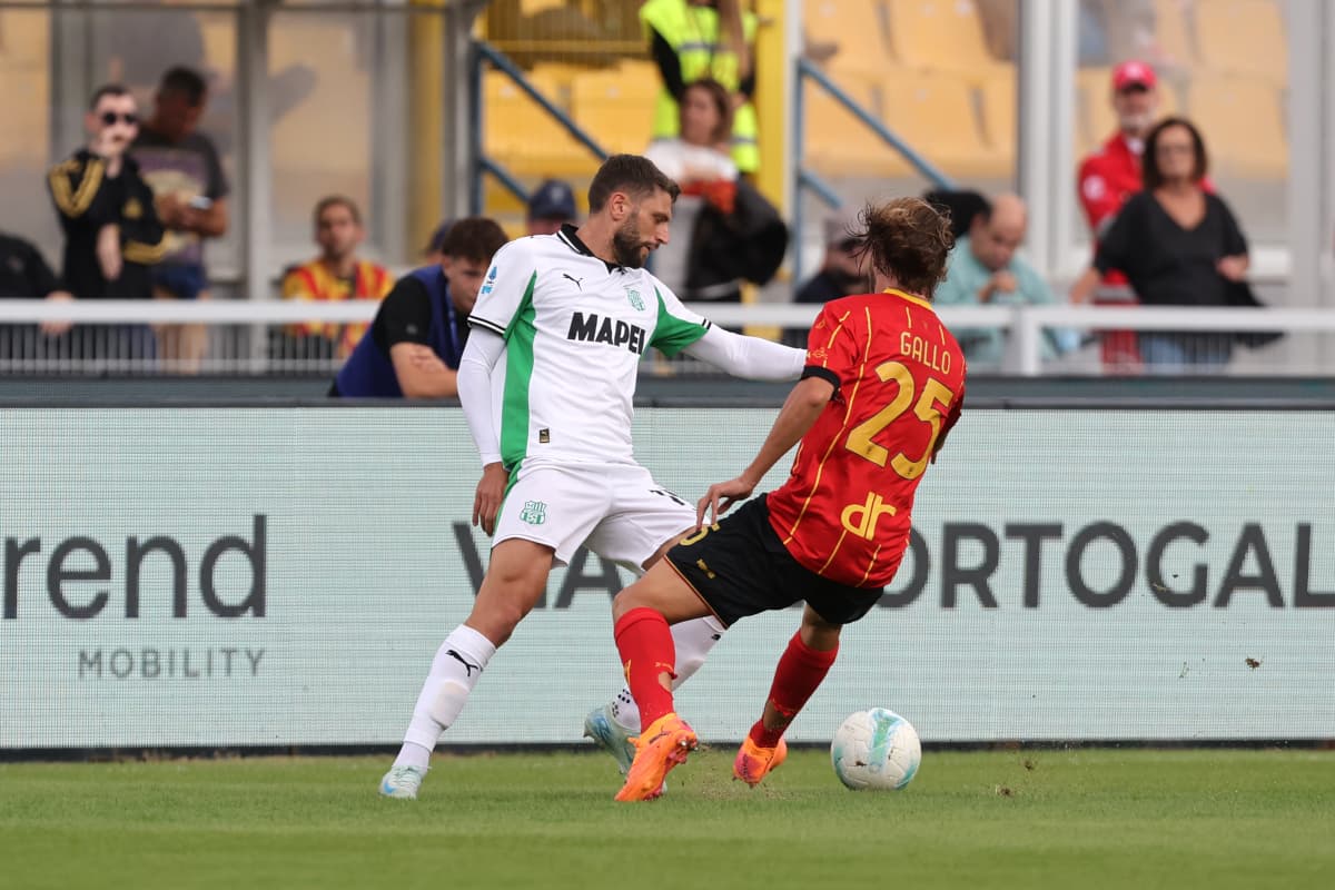 Jugador de Sassuolo enfrentando a Lecce Jugador de Sassuolo enfrentando a Lecce