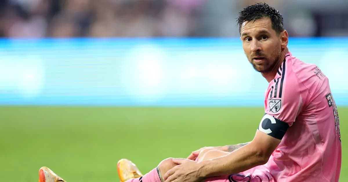 Jugador sentado en el campo con uniforme rosa Jugador sentado en el campo con uniforme rosa