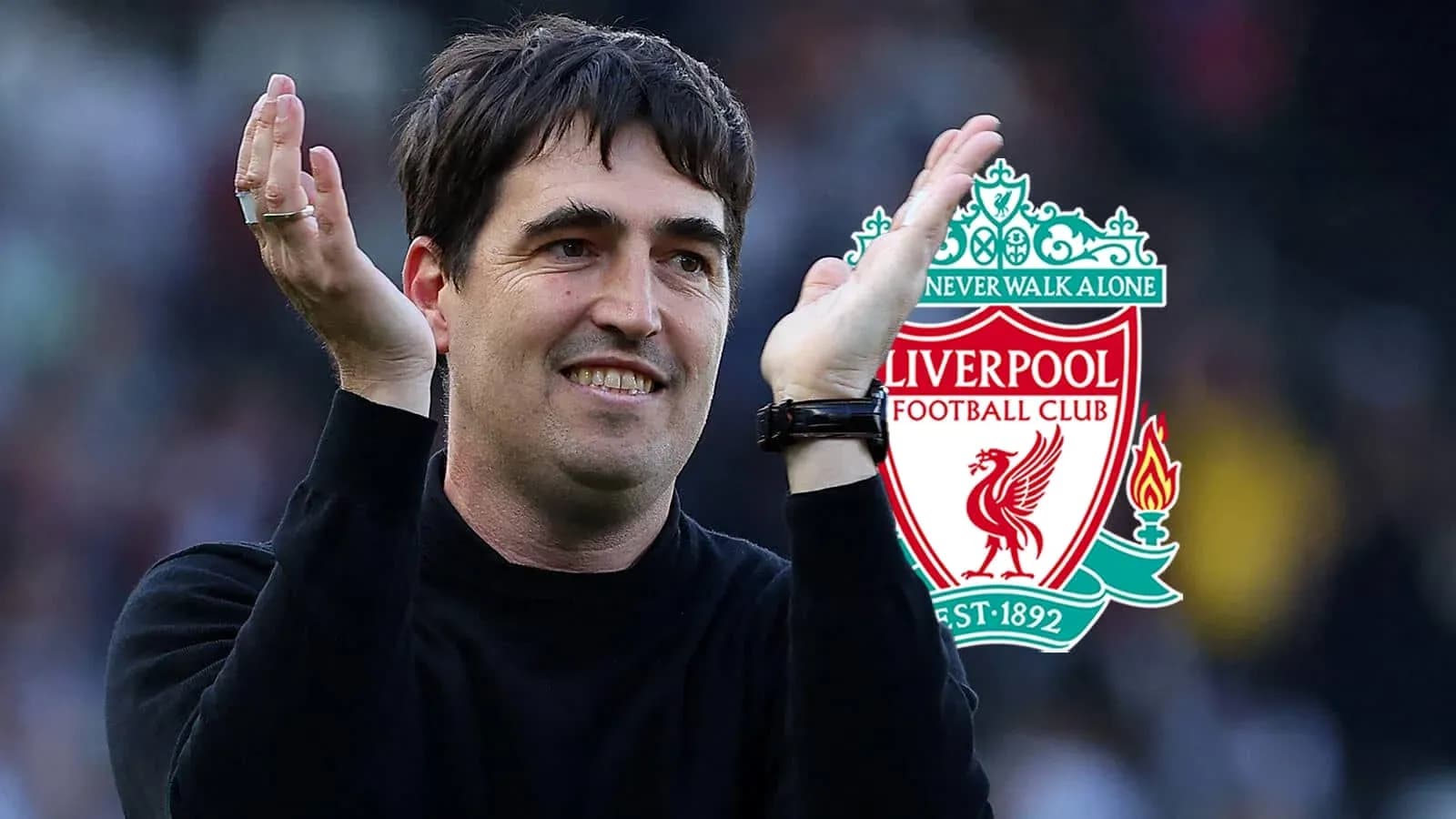 Entrenador aplaudiendo con escudo de Liverpool detrás Entrenador aplaudiendo con escudo de Liverpool detrás