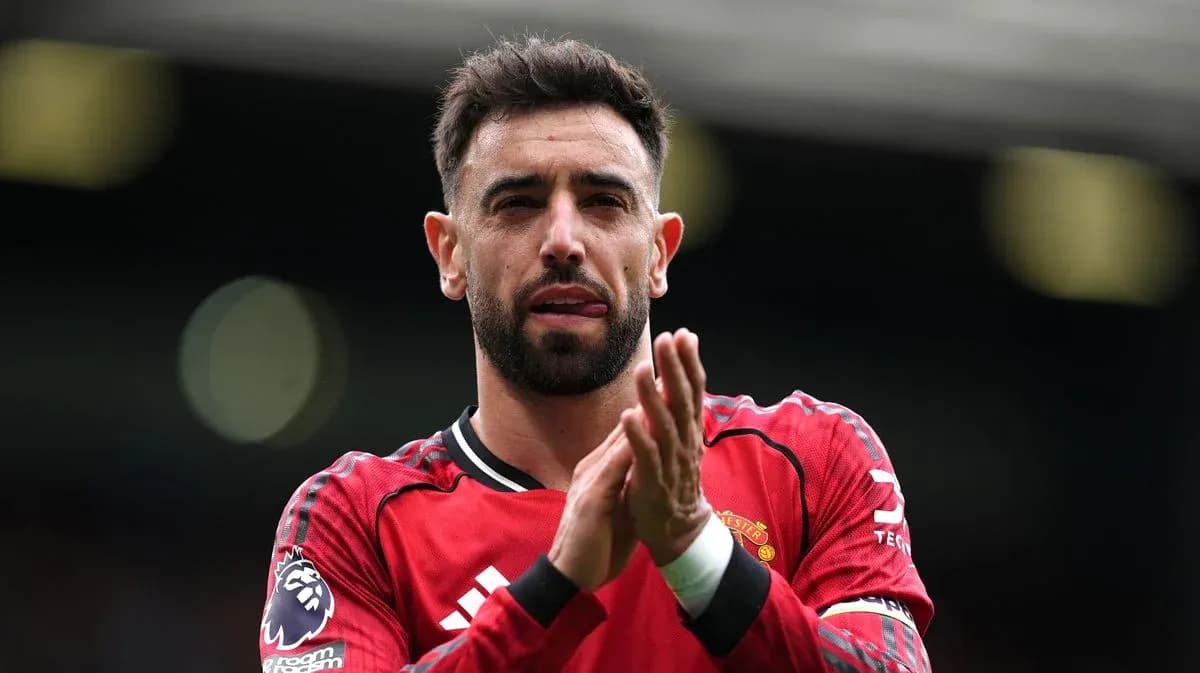 Jugador aplaudiendo con camiseta de Manchester United Jugador aplaudiendo con camiseta de Manchester United