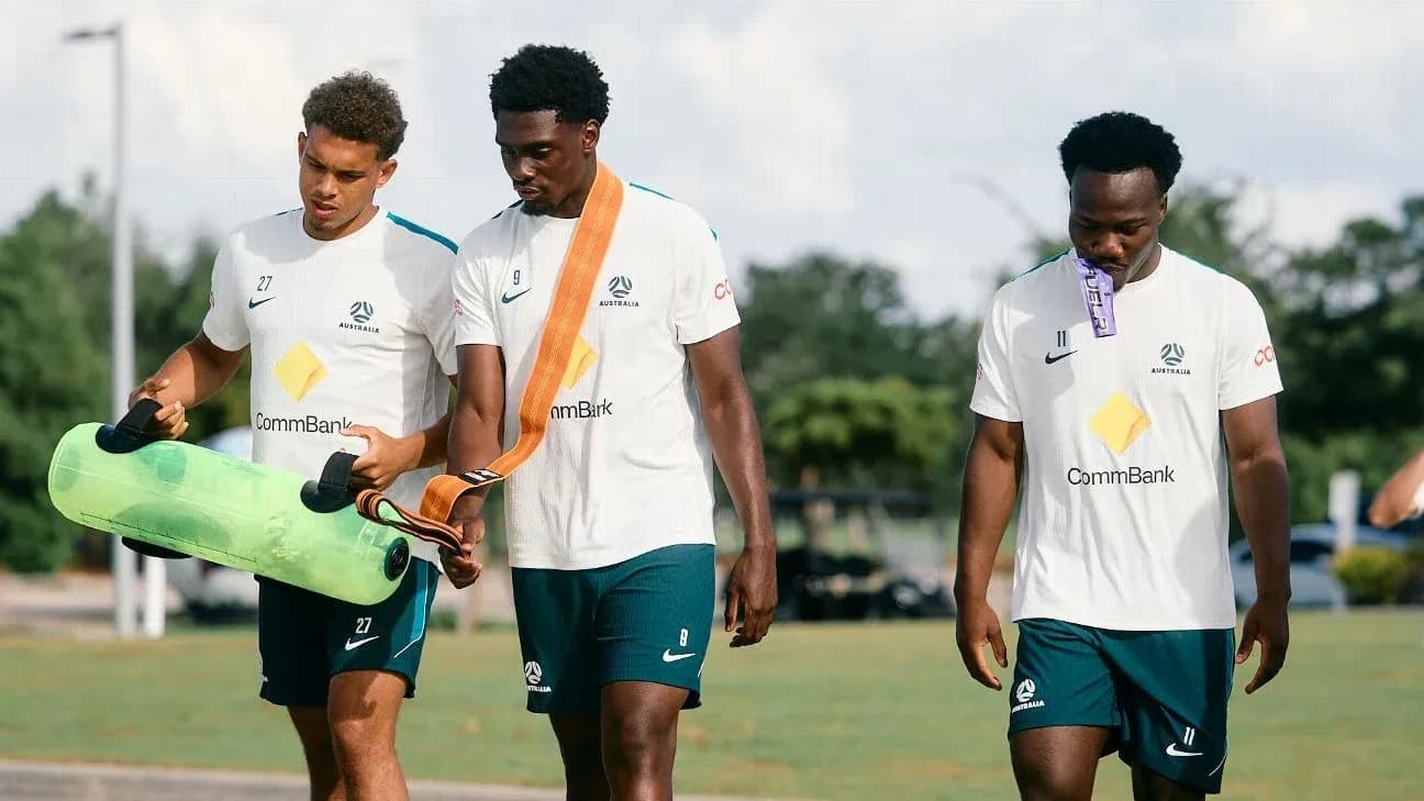 Jugadores australianos caminando durante sesión de entrenamiento Jugadores australianos caminando durante sesión de entrenamiento