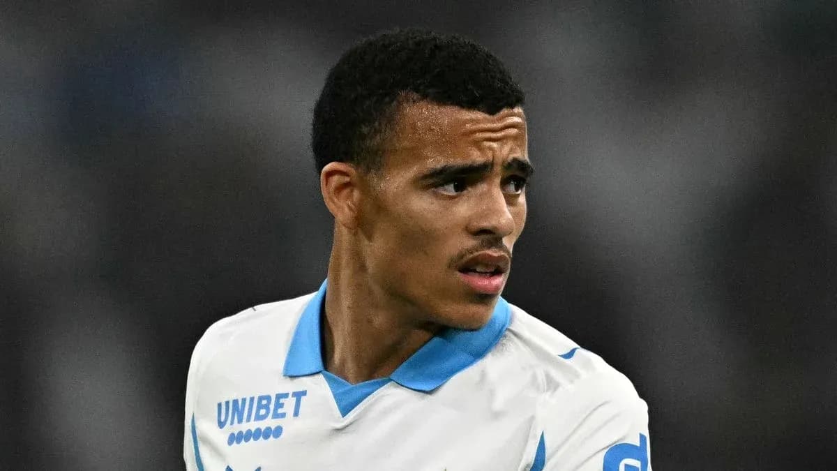 Jugador de fútbol con camiseta blanca en acción Jugador de fútbol con camiseta blanca en acción