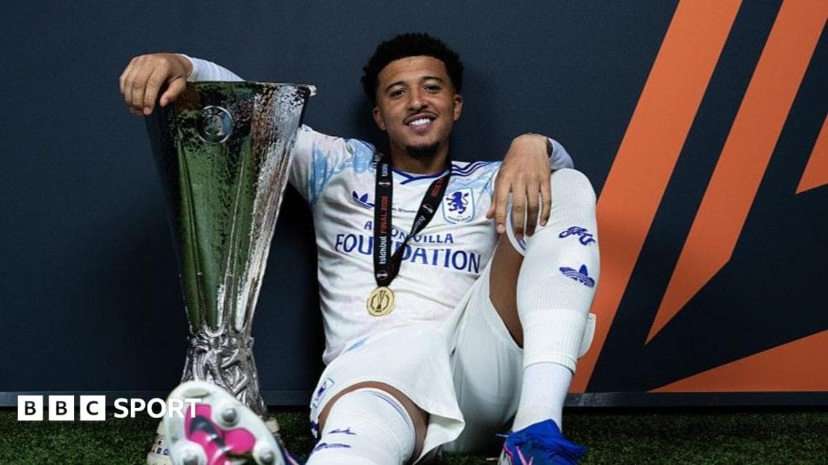 Jugador posando con trofeo de la UEFA Europa League Jugador posando con trofeo de la UEFA Europa League