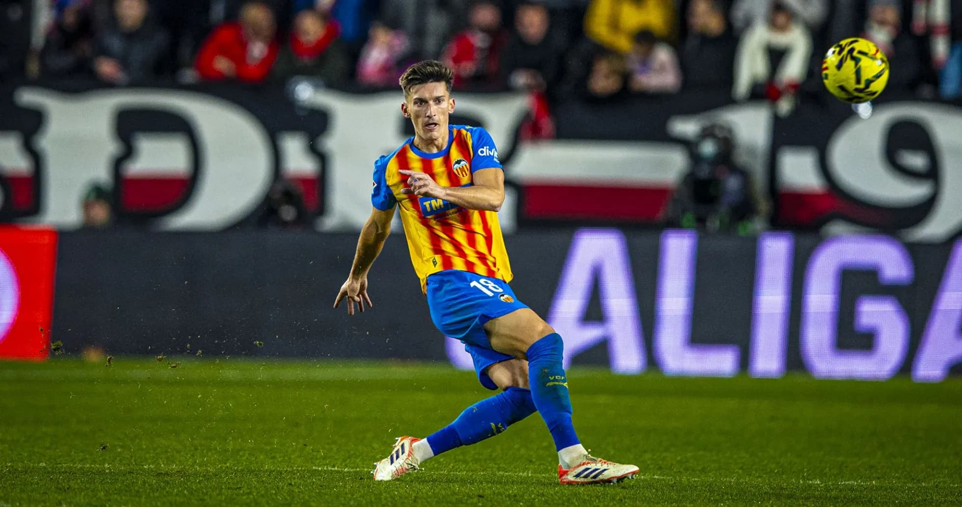 Jugador de Valencia en acción durante el partido Jugador de Valencia en acción durante el partido