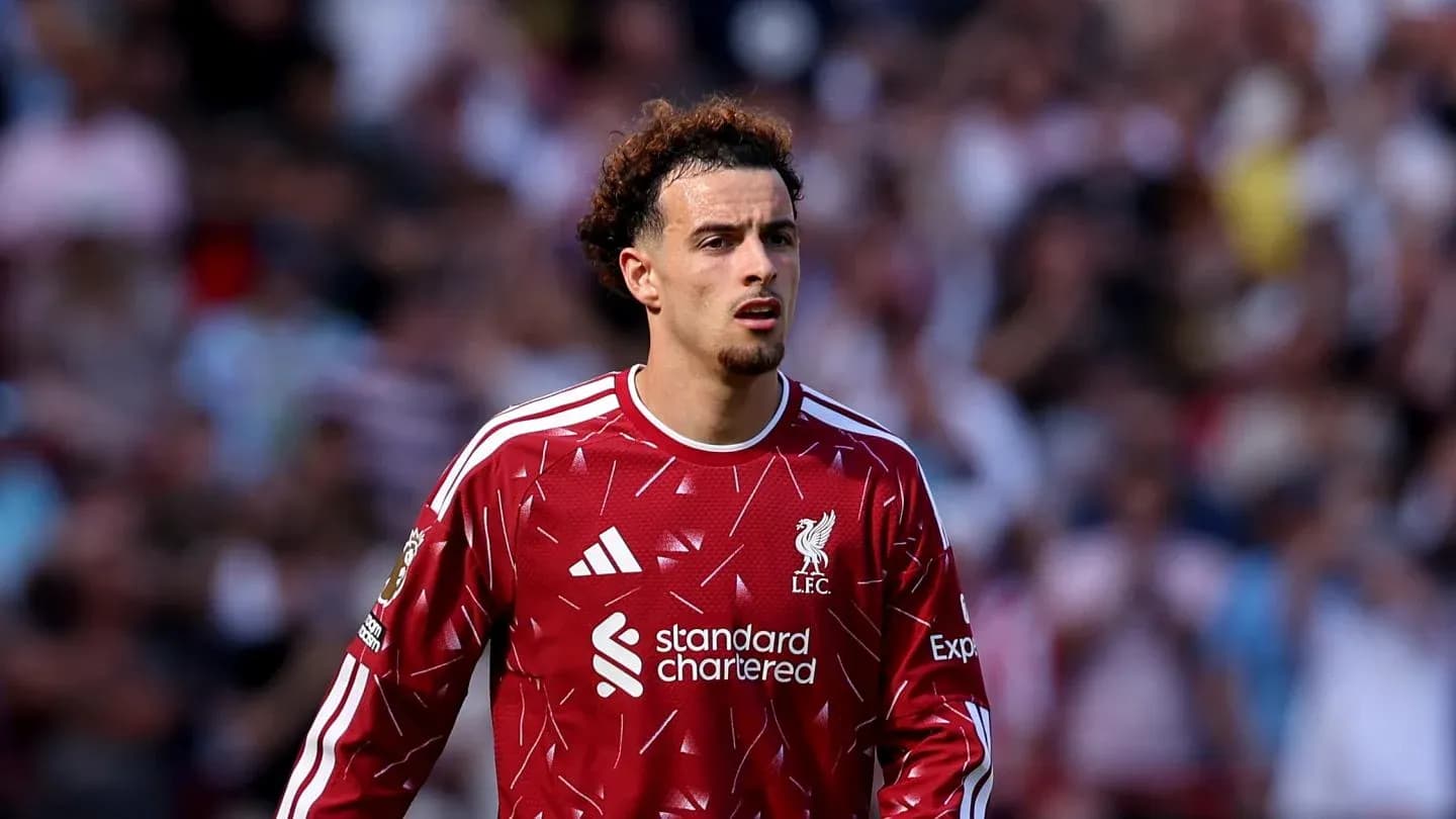 Jugador de Liverpool en el campo durante partido Jugador de Liverpool en el campo durante partido