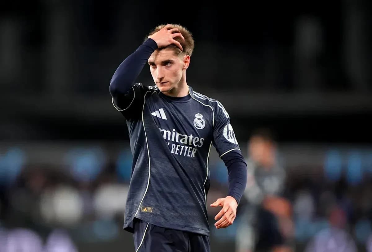 Jugador de Real Madrid tocándose la cabeza durante el partido Jugador de Real Madrid tocándose la cabeza durante el partido