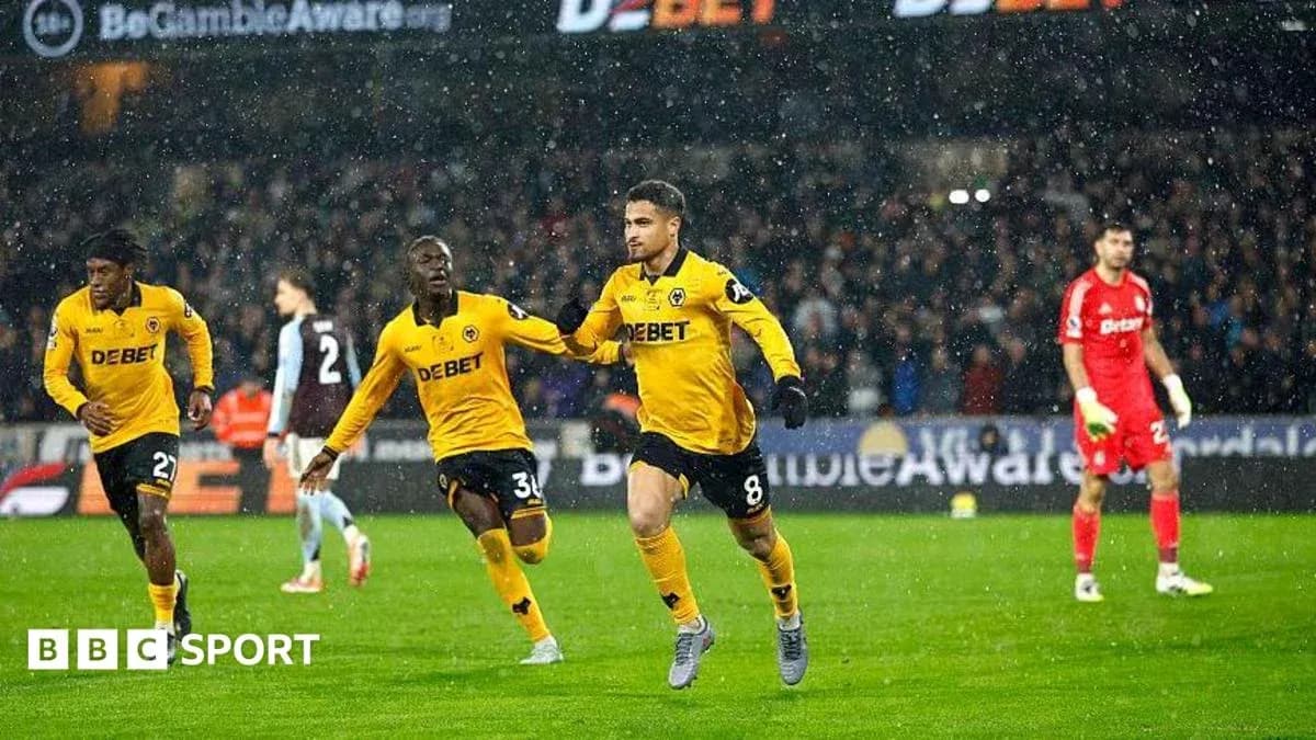 Jugadores de Wolves celebrando un gol en la lluvia Jugadores de Wolves celebrando un gol en la lluvia