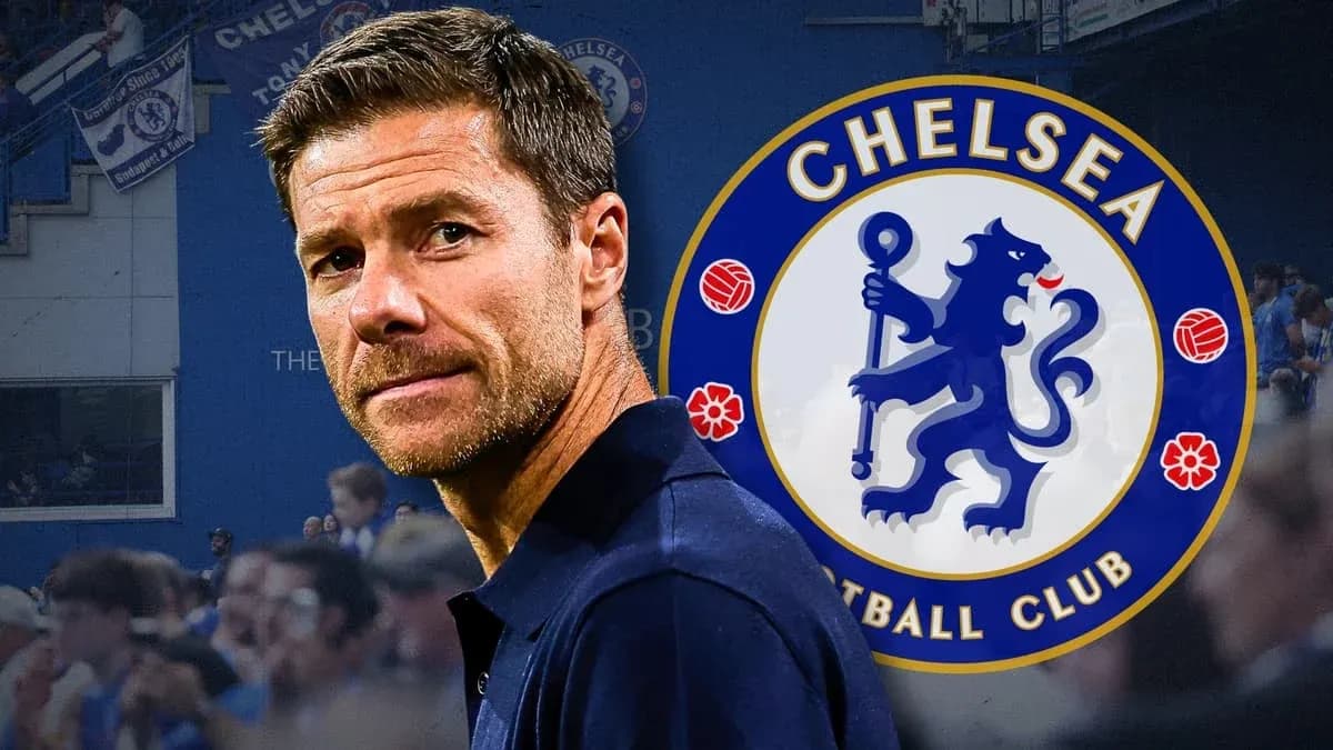 Entrenador de Chelsea frente al logo del club Entrenador de Chelsea frente al logo del club
