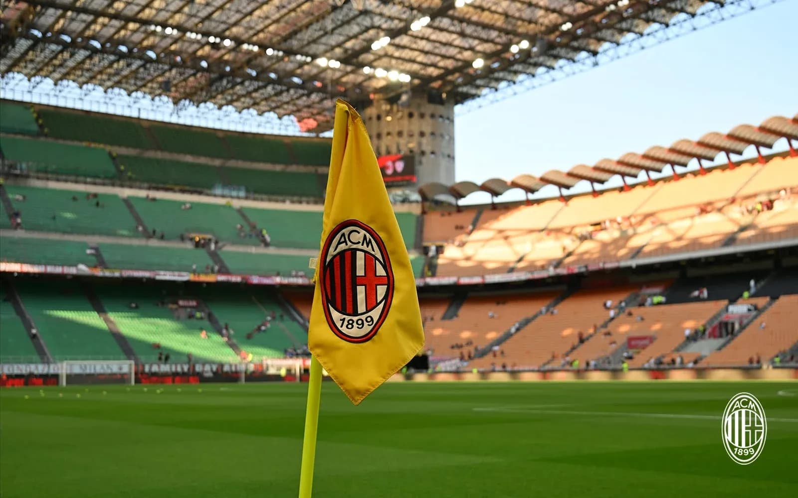 Esquina del campo con bandera de AC Milan Esquina del campo con bandera de AC Milan