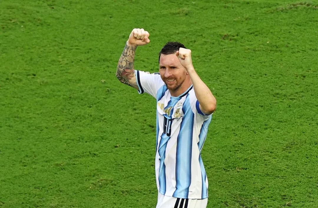 Jugador levantando los puños en celebración Jugador levantando los puños en celebración