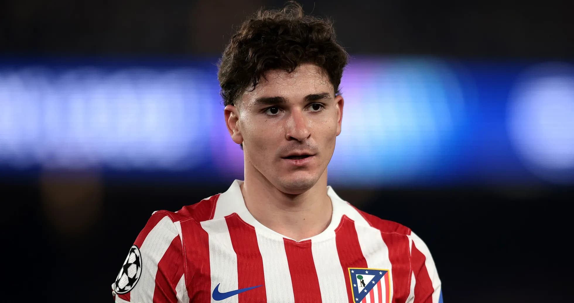 Jugador de Atlético de Madrid en uniforme durante partido Jugador de Atlético de Madrid en uniforme durante partido