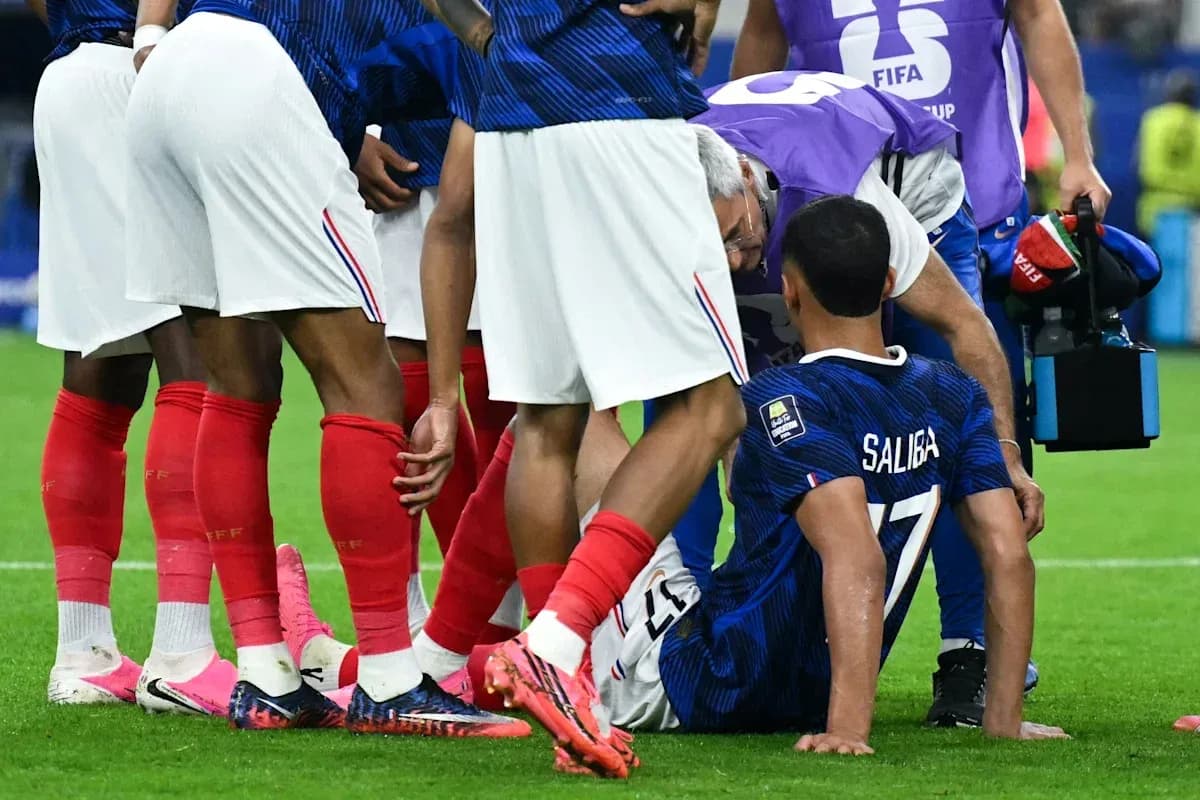 Jugador francés siendo atendido por el personal médico Jugador francés siendo atendido por el personal médico