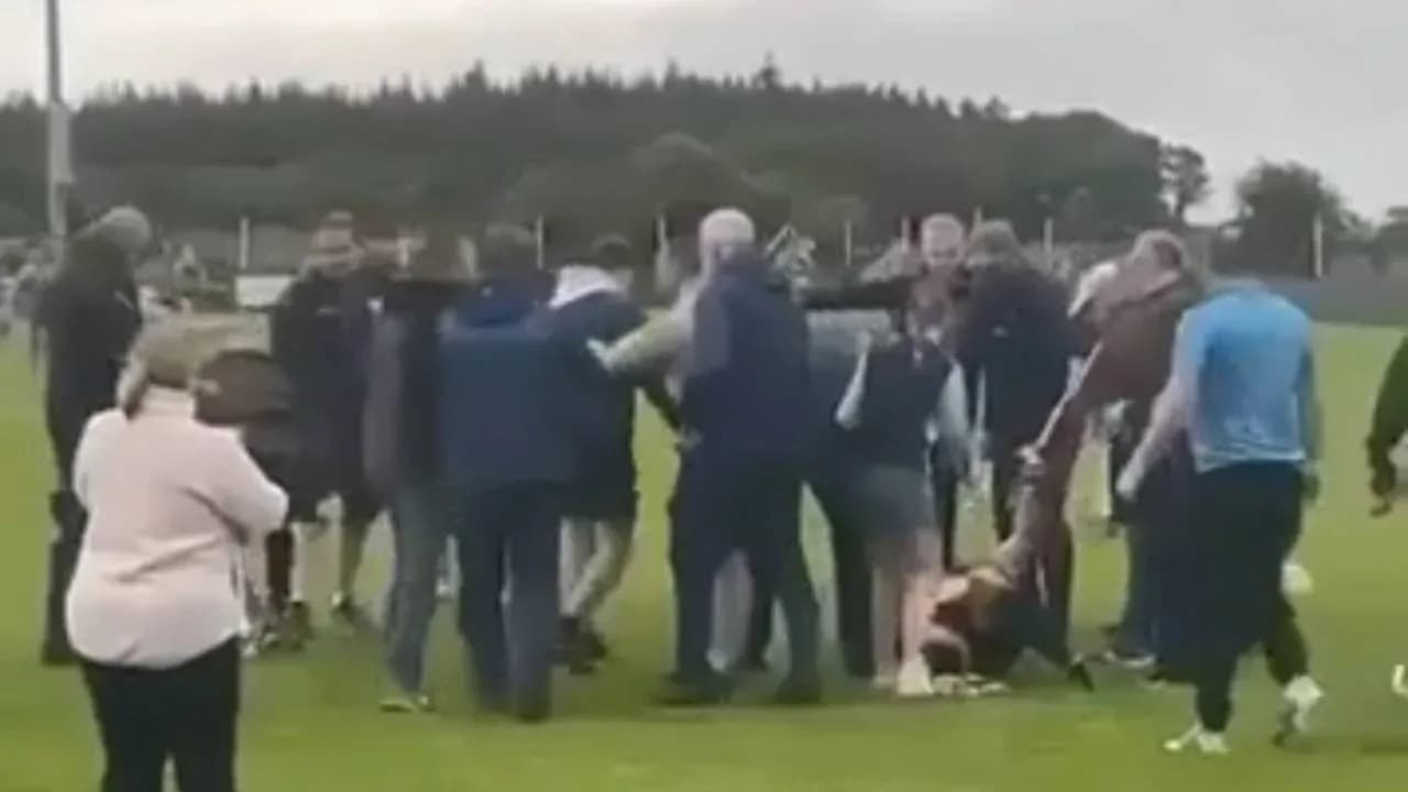 Multitud rodeando a un jugador en el campo Multitud rodeando a un jugador en el campo