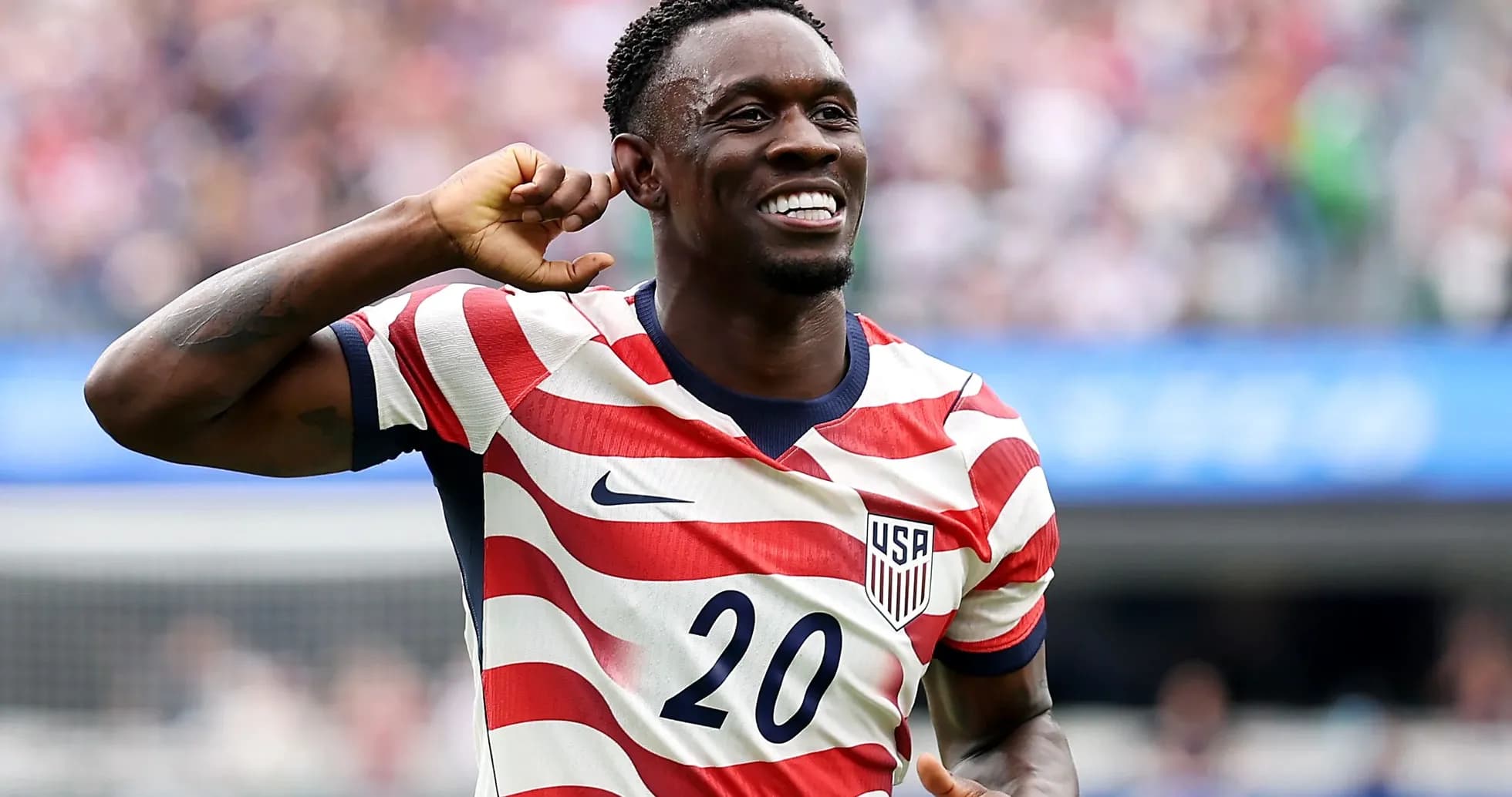 Jugador de Estados Unidos celebra un gol en partido Jugador de Estados Unidos celebra un gol en partido