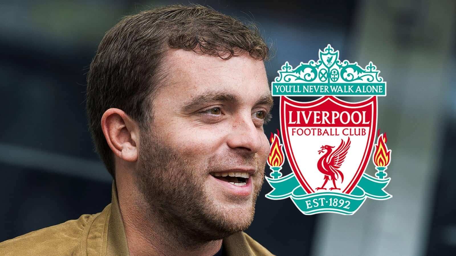 Persona sonriendo junto al escudo del Liverpool FC Persona sonriendo junto al escudo del Liverpool FC