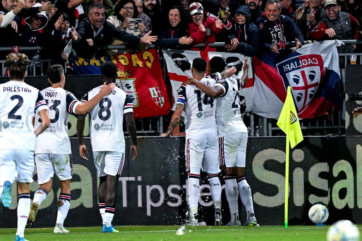 Celebración de gol de Cagliari en el estadio Celebración de gol de Cagliari en el estadio