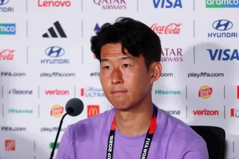 Jugador en rueda de prensa con micrófono Jugador en rueda de prensa con micrófono