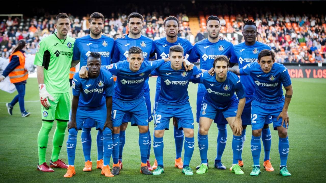 Equipo de Getafe posando en el campo Equipo de Getafe posando en el campo