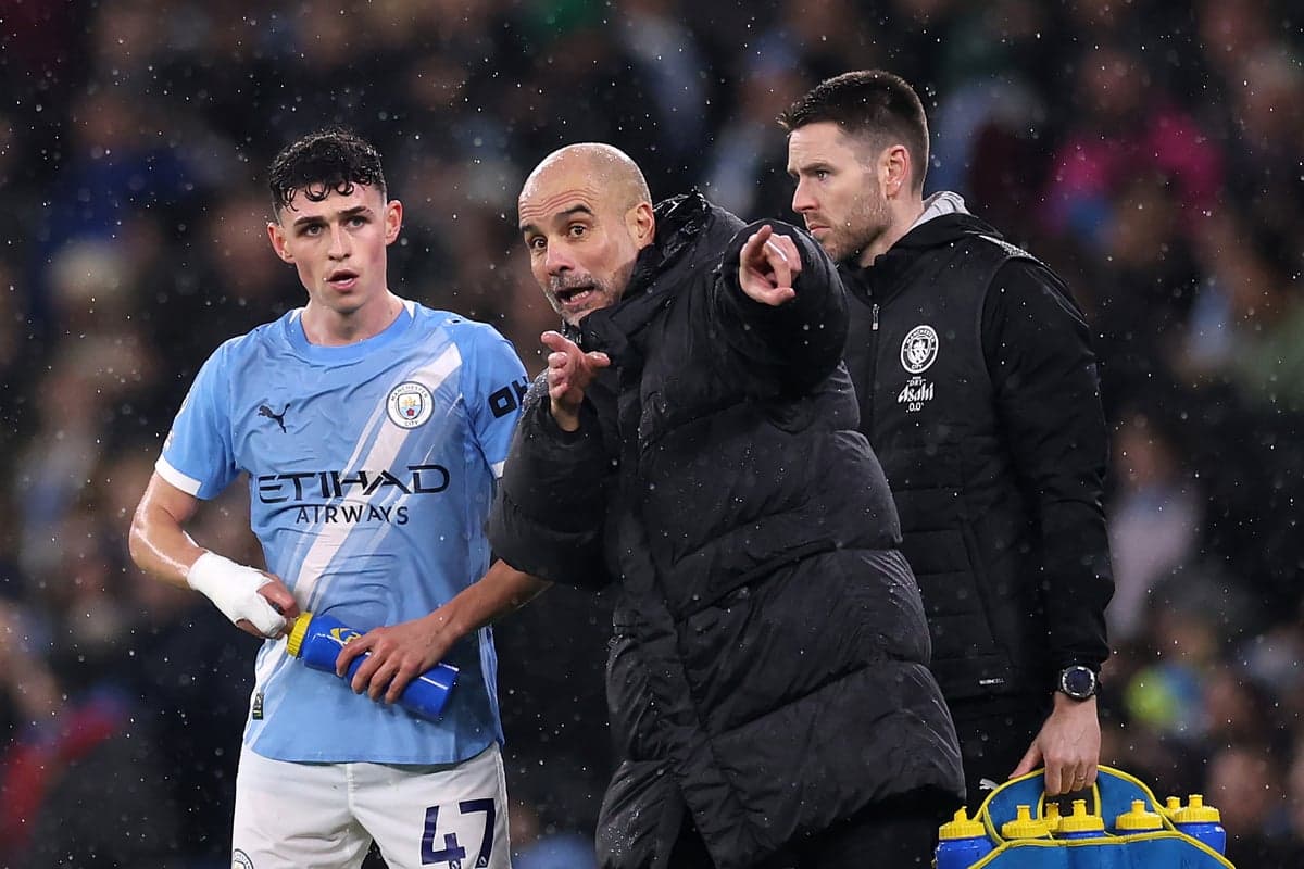 Pep Guardiola dando instrucciones a Phil Foden durante partido Pep Guardiola dando instrucciones a Phil Foden durante partido