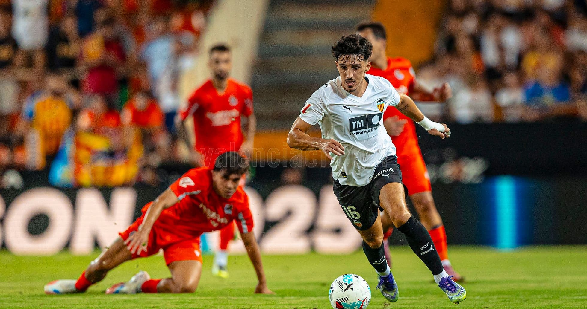 Jugador de Valencia corriendo con el balón Jugador de Valencia corriendo con el balón