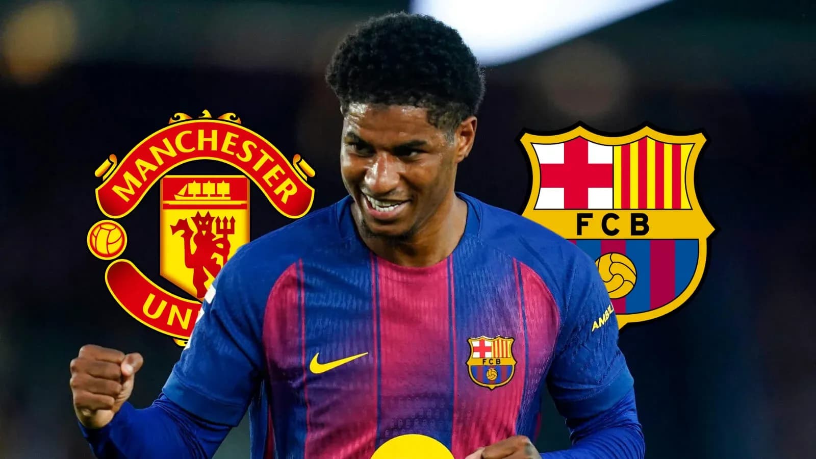 Jugador sonriendo con camisetas de Manchester United y Barcelona Jugador sonriendo con camisetas de Manchester United y Barcelona