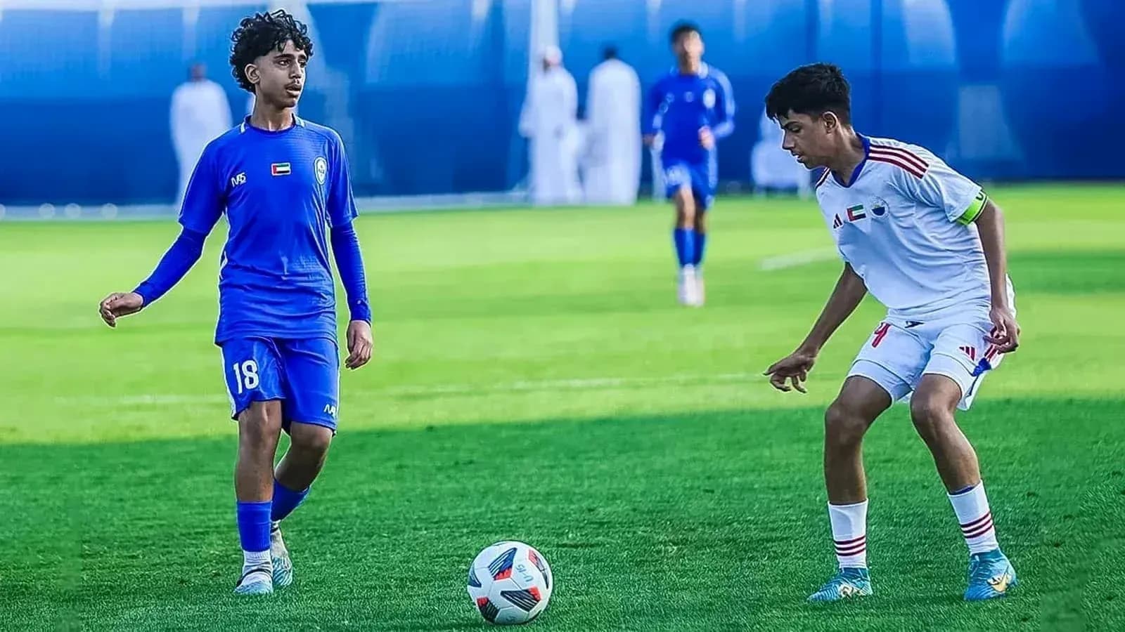 Dos jugadores compitiendo en un partido de fútbol Dos jugadores compitiendo en un partido de fútbol