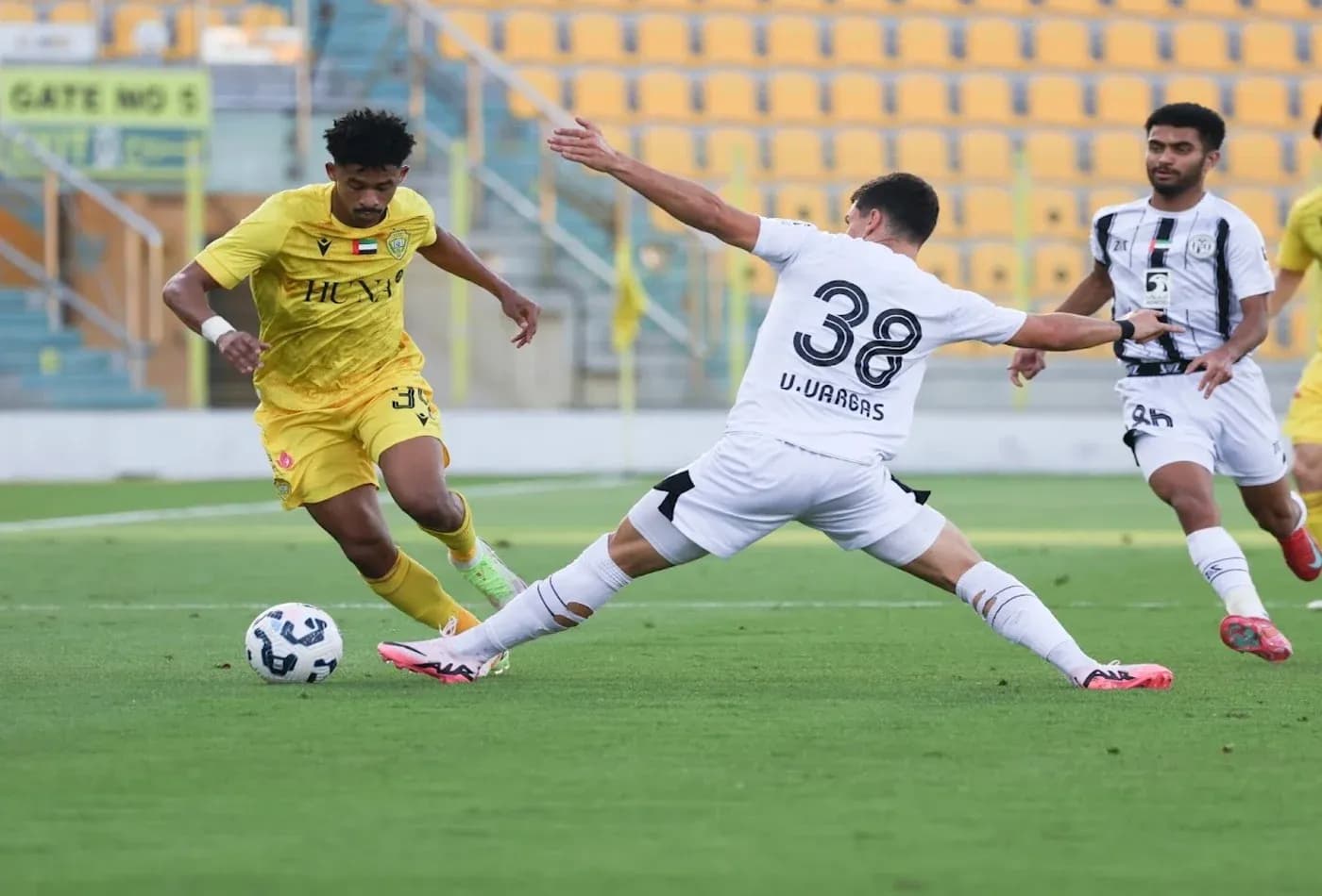 Jugador de Al Wasl U23 driblando a U. Vargas Jugador de Al Wasl U23 driblando a U. Vargas