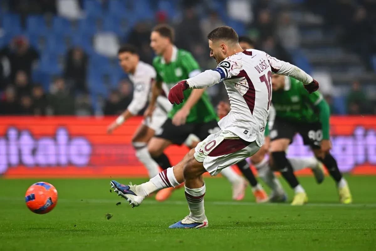 Jugador de Torino ejecutando un penalti Jugador de Torino ejecutando un penalti