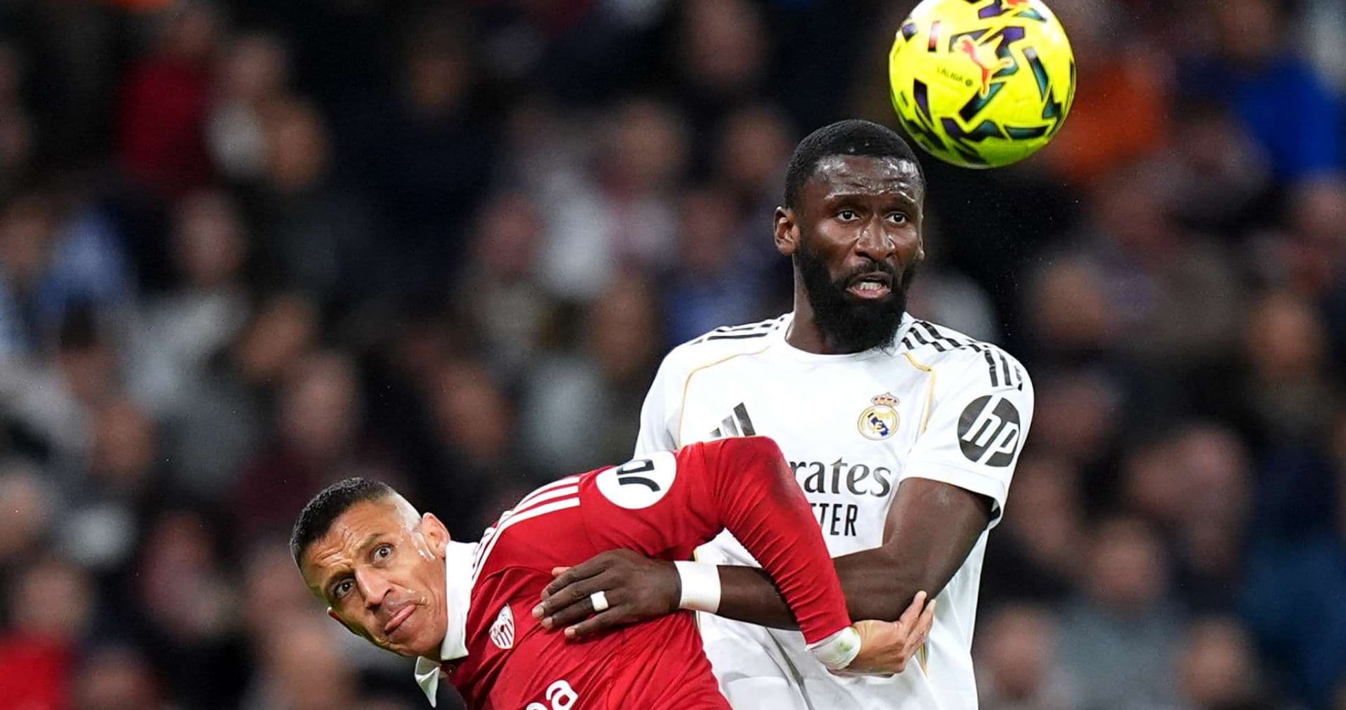 Acción entre jugadores de Sevilla y Real Madrid Acción entre jugadores de Sevilla y Real Madrid
