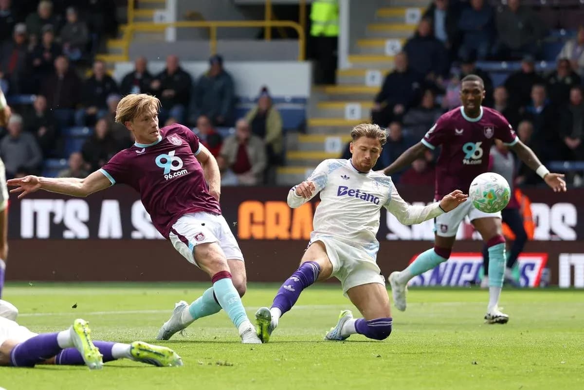 Jugador de Burnley deslizándose para interceptar el balón Jugador de Burnley deslizándose para interceptar el balón