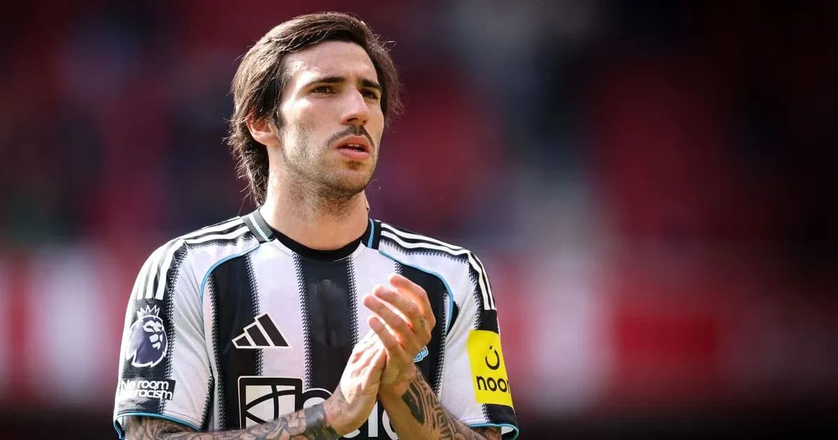 Jugador aplaudiendo con camiseta de Newcastle United Jugador aplaudiendo con camiseta de Newcastle United