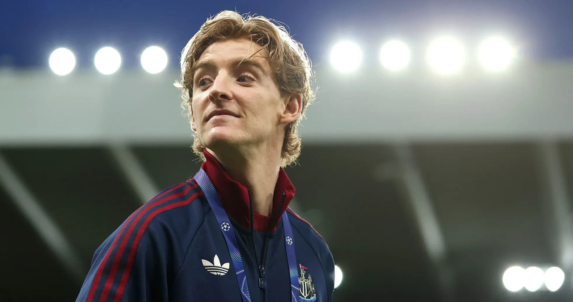 Jugador de Newcastle con chaqueta y medalla Jugador de Newcastle con chaqueta y medalla