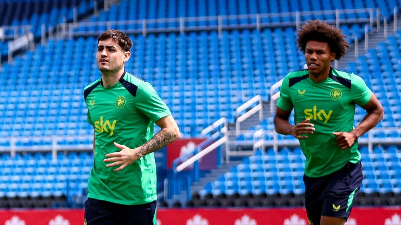 Jugadores corriendo en el campo de entrenamiento Jugadores corriendo en el campo de entrenamiento